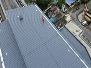 2 workers wearing PPE to install lifeline system on rooftop malaysia
